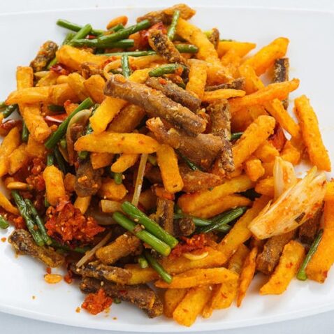 Говядина соломкой с острым  перцем, картофелем фри, с арахисом и  стрелками чеснока (40)