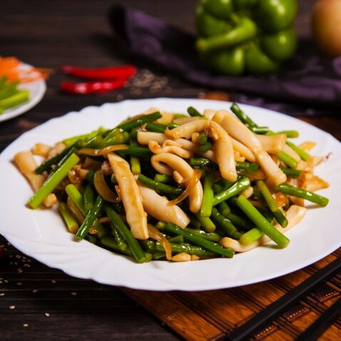 Кальмар солмкой со стрелками чеснока в соевом соусе (72)